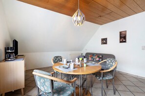 Dining - Apartment 'Gerda' with Mountain View, Balcony and Wi-Fi (Weigendorf)