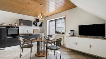 Een koelkast, een oven, een kookplaat, een vaatwasser