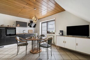 Kjøleskap, ovn, kokeplater og oppvaskmaskin