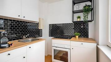 Kühlschrank, Ofen, Herdplatte, Wasserkocher mit Kaffee-/Teezubehör