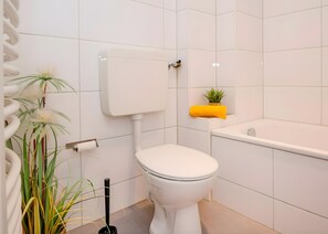 Een douche, een haardroger, handdoeken