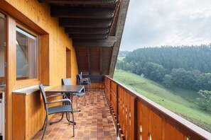 Outdoor dining - Apartment 'St Märgen, 55qm' with Shared Garden, Balcony and Wi-Fi (Sankt Peter)