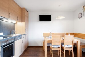 Fridge, oven, stovetop, dishwasher - Apartment 'St Märgen, 55qm' with Shared Garden, Balcony and Wi-Fi (Sankt Peter)