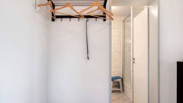 Ett utrymme för tvätt med en torkställning och en tvättlina.