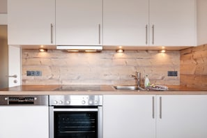 Fridge, oven, stovetop, dishwasher
