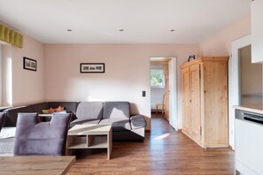 Una televisión, una mesa de tenis de mesa, un reproductor estéreo