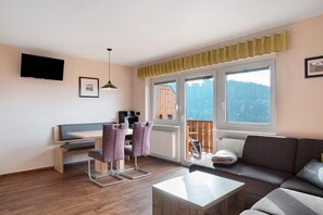Fernseher, Tischtennisplatte, Stereoanlage