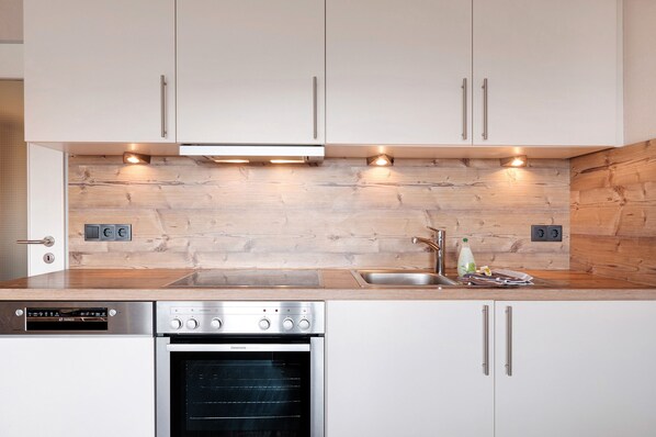 Fridge, oven, stovetop, dishwasher