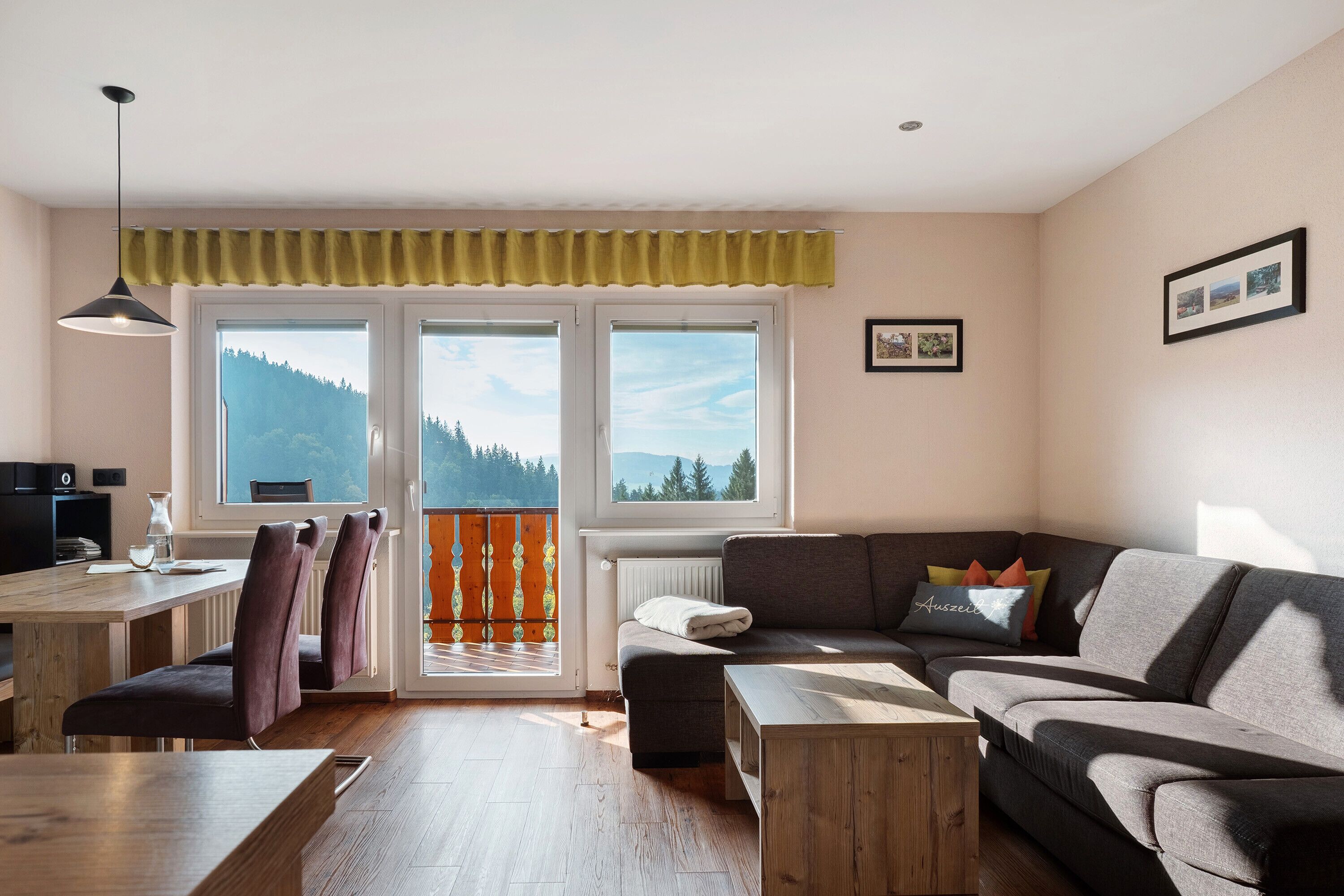 Fernseher, Tischtennisplatte, Stereoanlage