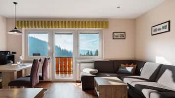 Fernseher, Tischtennisplatte, Stereoanlage