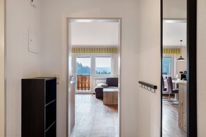 Télévision, table de tennis de table, chaîne hi-fi