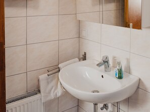 Regadera, secadora de cabello, toallas 