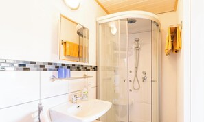 Douche, sèche-cheveux, serviettes fournies