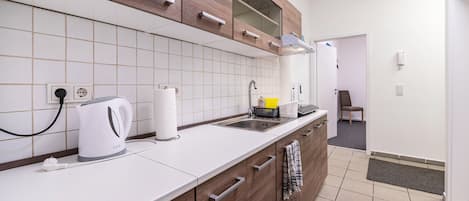 Frigorifero, microonde, pentole/stoviglie/utensili, spezie