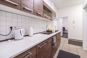 Refrigerador, microondas, utensilios de cocina, especias