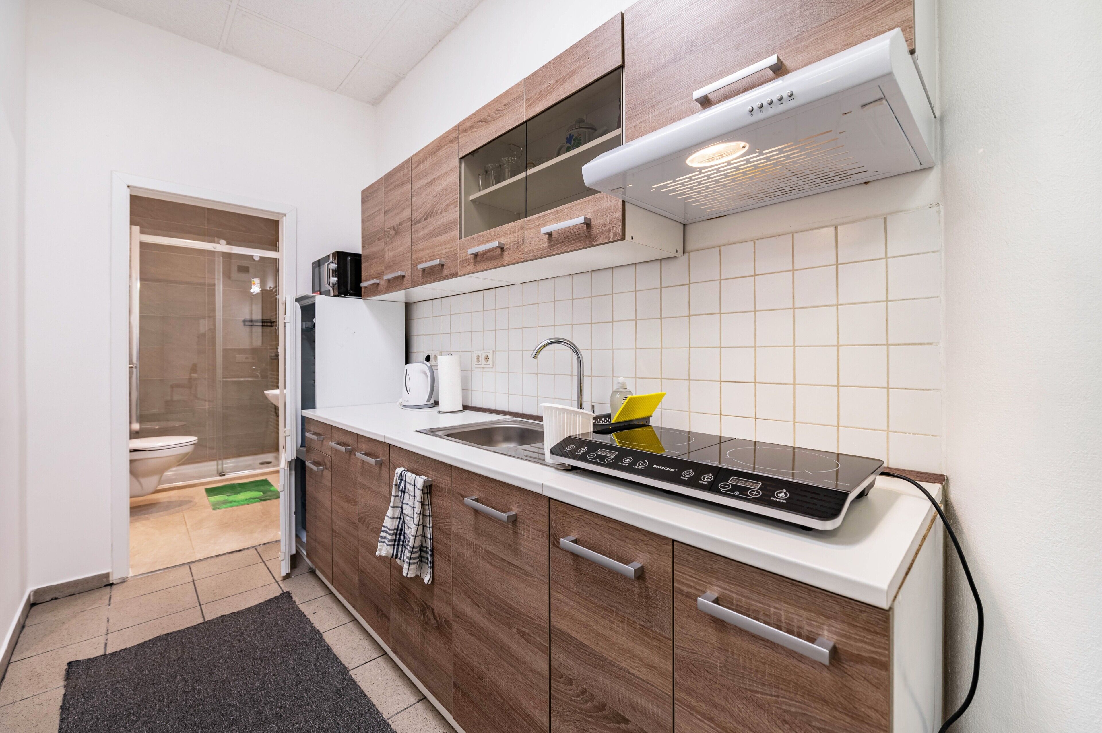 Kühlschrank, Mikrowelle, Kochgeschirr/Geschirr/Besteck, Gewürze