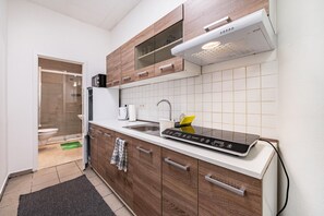 Una cocina moderna con armarios de madera, microondas integrado y lavavajillas.