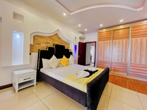 Deluxe Penthouse, Ocean View | Desk, iron/ironing board, free WiFi