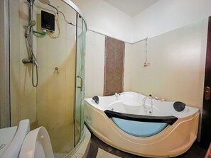 Deluxe Penthouse, Ocean View | Bathroom | Combined shower/tub, slippers, soap, toilet paper - Salt & Sun Sanctuary (Mombasa)