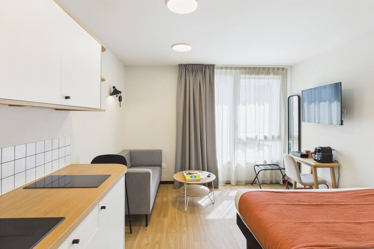 Desk, laptop workspace, soundproofing, free cots/infant beds