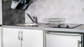 Geladeira, micro-ondas, fogĂŁo, cafeteira/chaleira