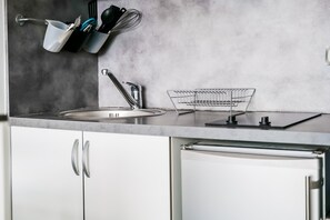 Een koelkast, een microgolfoven, een oven