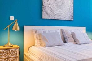 2 bedrooms, iron/ironing board, internet