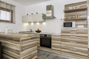 Réfrigérateur, micro-ondes, plaque de cuisson, lave-vaisselle