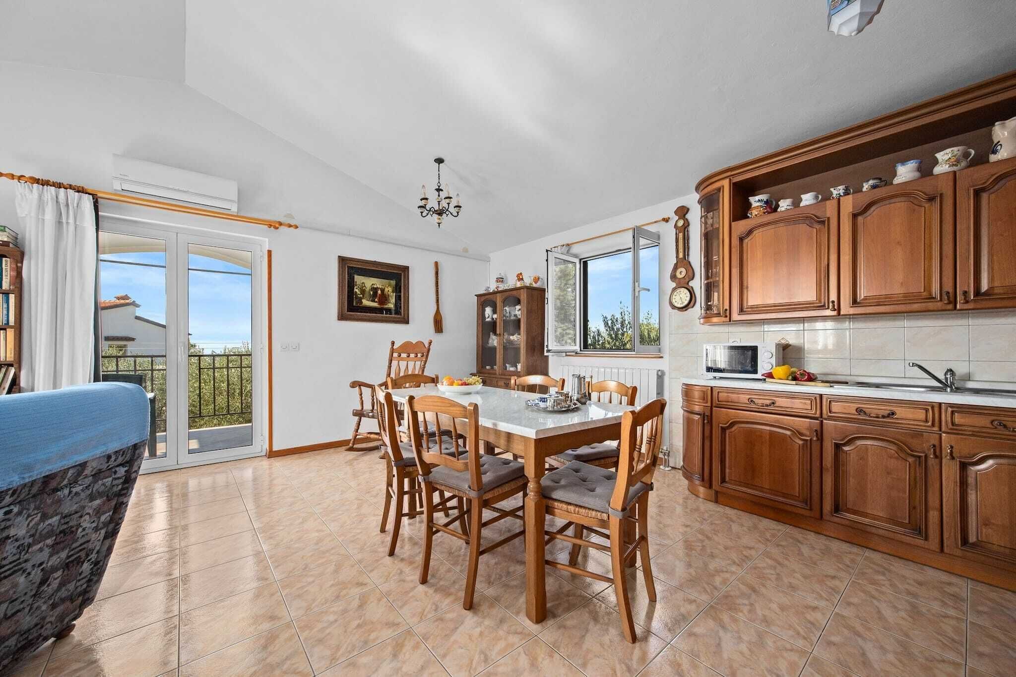 Cozinha ampla com armários de madeira, mesa de jantar com cadeiras e vista para o exterior.