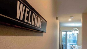 Un letrero que dice 'WELCOME' en una pared de un pasillo.