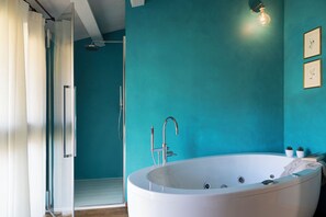 Dusche, Whirlpool, Haartrockner, Bidet