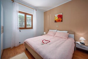 2 bedrooms, iron/ironing board, travel crib, free WiFi - Apartment in Drenje with Heated Pool & Sea View (Drenje)