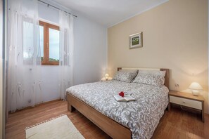 2 soverom, strykejern/-brett, reiseseng for barn og wi-fi (inkludert)