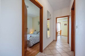 2 bedrooms, iron/ironing board, WiFi