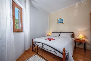 2 bedrooms, iron/ironing board, WiFi