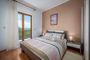 1 bedroom, iron/ironing board, travel crib, free WiFi - Apartment in Drenje with Sea View Terrace (Drenje)