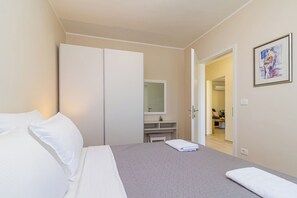 3 bedrooms, iron/ironing board, travel cot, free WiFi