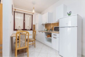 Kühlschrank, Herdplatte, Toaster, Kochgeschirr/Geschirr/Besteck