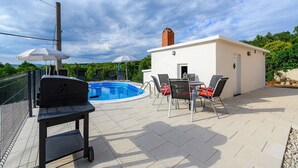 A rooftop patio with a swimming pool, a barbecue grill, and outdoor seating. - Spacious Apartment in Markoci (Markoci)