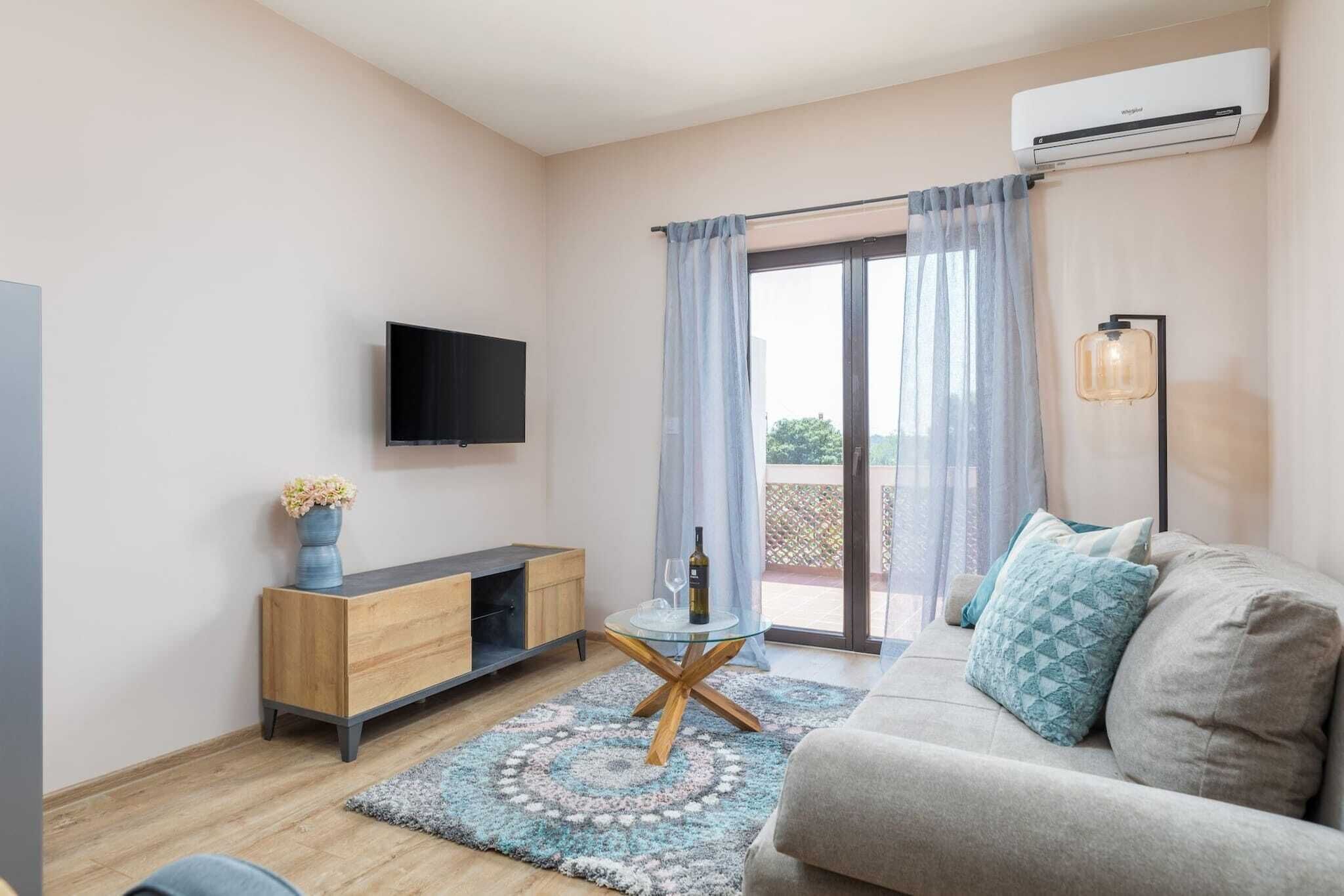 Una Smart TV, una chimenea