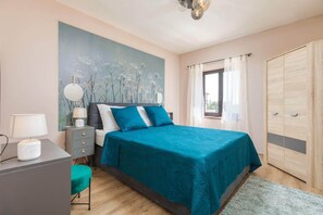 1 habitación, tabla de planchar con plancha y cuna de viaje 