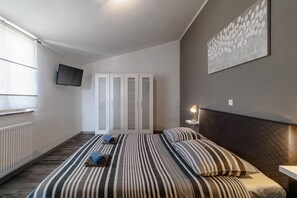 3 bedrooms, iron/ironing board, travel cot, free WiFi
