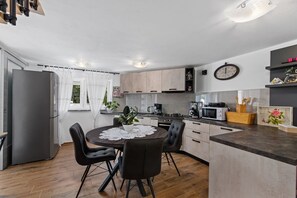 Jääkaappi, mikroaaltouuni, uuni, liesi