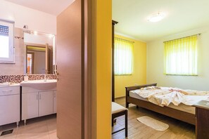 2 bedrooms, iron/ironing board, travel cot, free WiFi