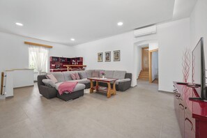 Smart TV, fireplace