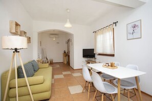 Smart TV y chimenea 
