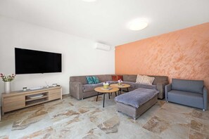 Smart TV, fireplace, offices