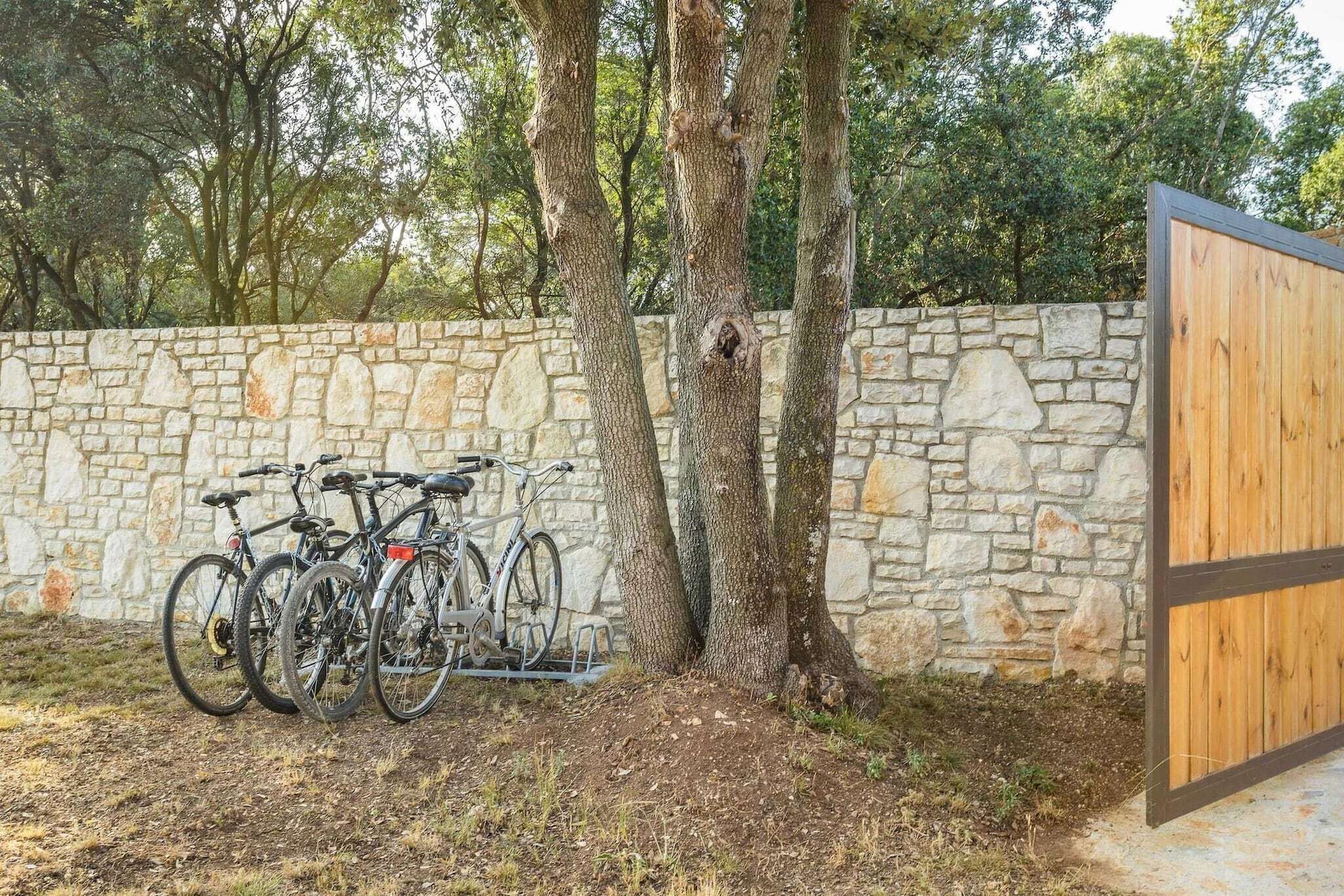 Un muro de piedra con dos bicicletas estacionadas.