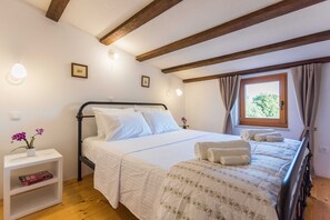 2 bedrooms, iron/ironing board, travel cot, free WiFi