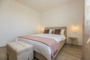 2 bedrooms, iron/ironing board, travel cot, free WiFi